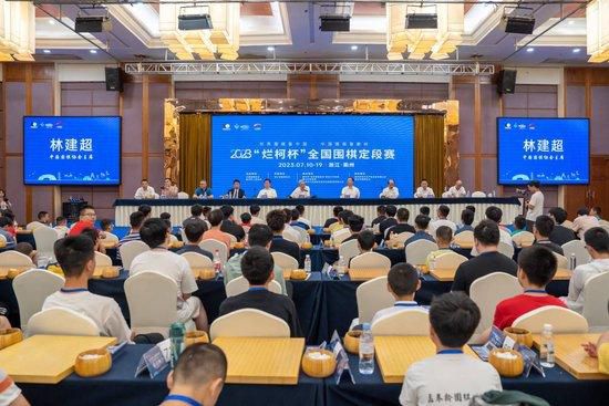 拉波尔塔和哈维正在努力表明他们正在朝着同一个方向前进，比赛结束后拉波尔塔前往更衣室鼓励球员。